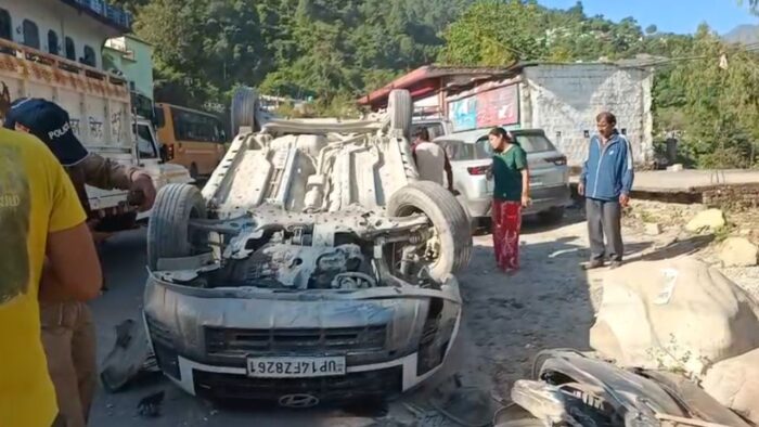 रुद्रप्रयाग-बद्रीनाथ हाईवे पर ट्रॉले ने कई वाहनों में मारी टक्कर, चालक हिरासत में