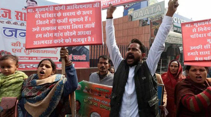 लखनऊ: लोधी समाज के लोगों ने भाजपा के पूर्व जिला अध्यक्ष के खिलाफ किया प्रदर्शन