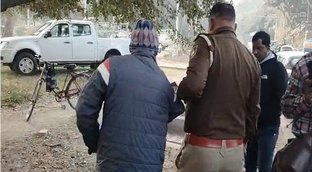 गाय का मीट मिलने से सनसनी! ई-रिक्शा ड्राइवर हिरासत में, भीड़ में तनाव