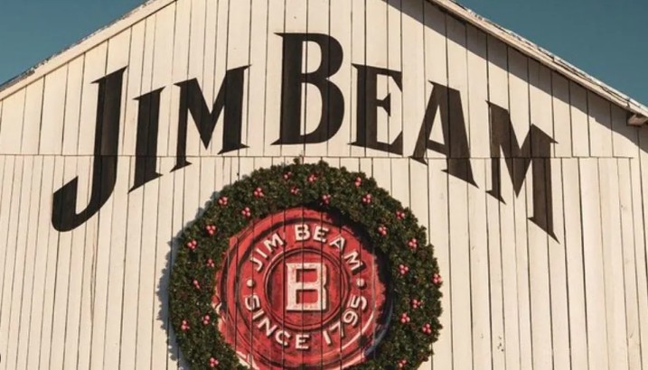 Jim Beam का बड़ा फैसला: व्हिस्की उत्पादन बंद, बढ़ते स्टॉक और ट्रेड टेंशन के बीच कंपनी की नई दुविधा