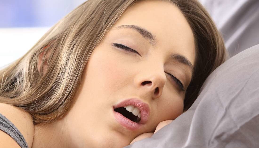गहरी नींद में सोते समय मुंह से लार बहने पर रहें अलर्ट?