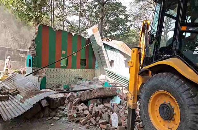 देहरादून में घंटाघर के पास अवैध मजार ध्वस्त, प्रशासन की देर रात की कार्रवाई