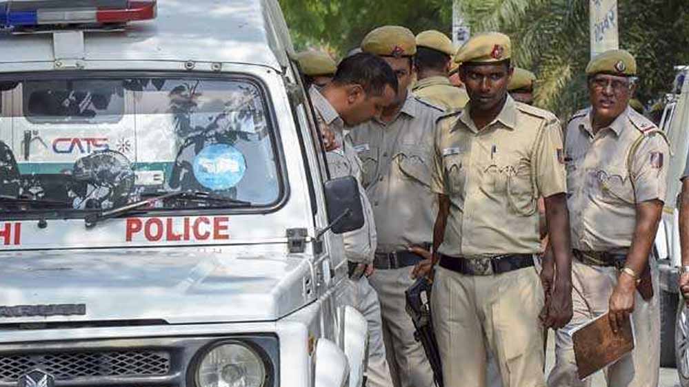 दिल्ली पुलिस की बड़ी कार्रवाई, गणतंत्र दिवस से पहले 94 जगहों पर रेड, 70 लोग पकड़े