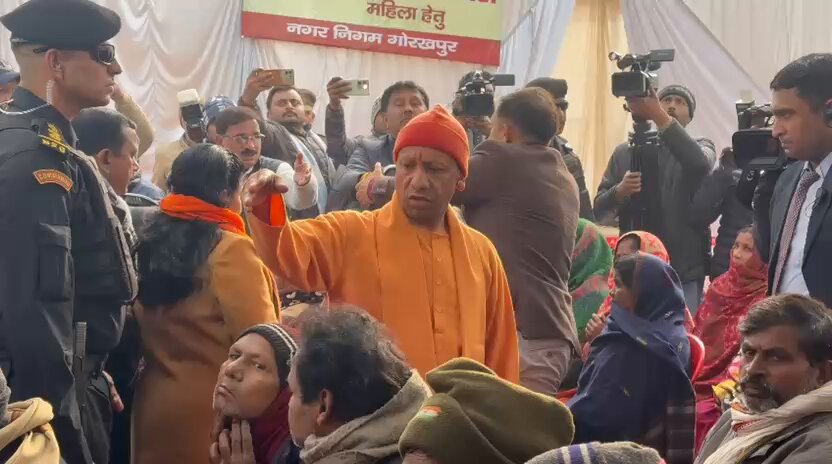 गोरखपुर: भीषण ठंड और शीतलहर को देखते हुए मुख्यमंत्री योगी स्वयं निरीक्षण करने पहुंच गए