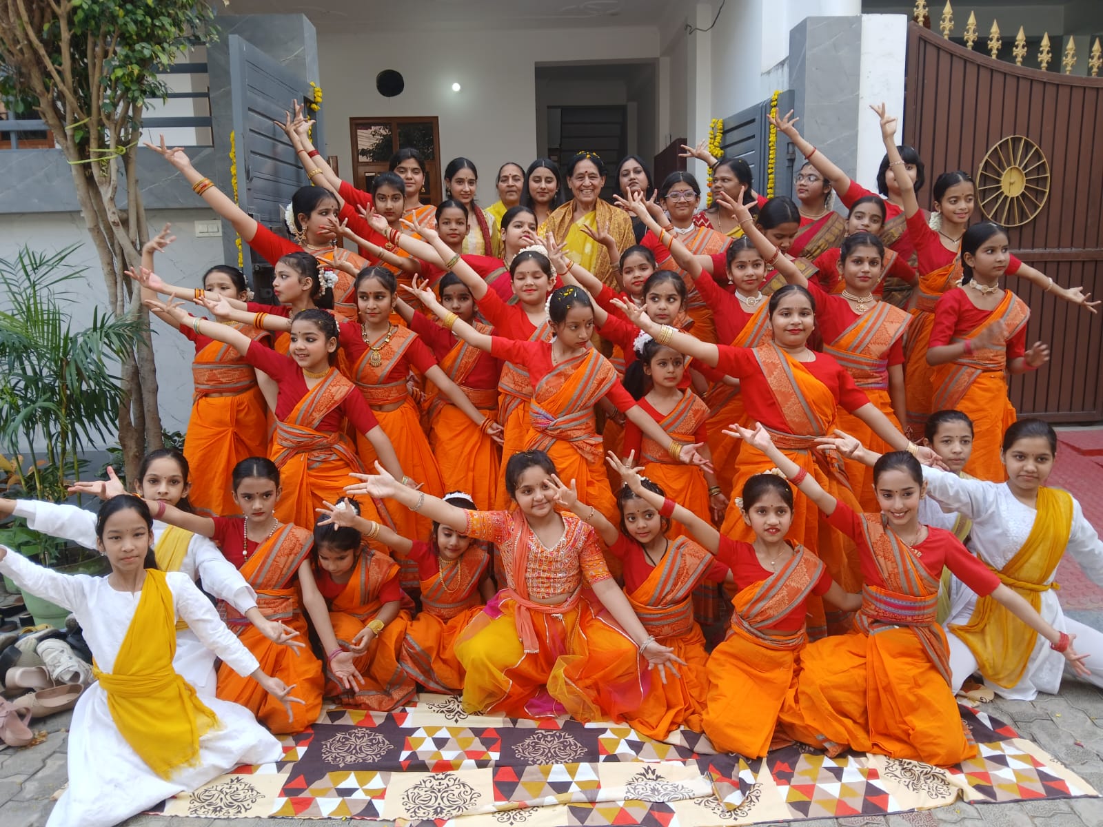 वासन्तिका उत्सव में नृत्यांगनाओं ने नृत्य के माध्यम से सरस्वती जी को पुष्पांजलि अर्पित की