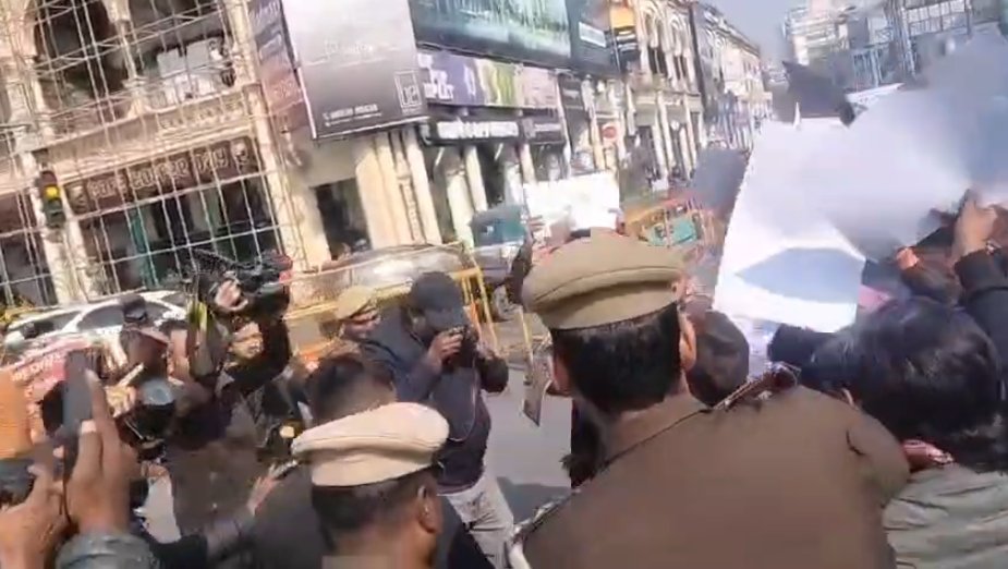 मेरठ में युवक की हत्या के विरोध में सपा ने किया प्रदर्शन, पुलिस ने प्रदर्शनकारियों को इको गार्डन भेजा
