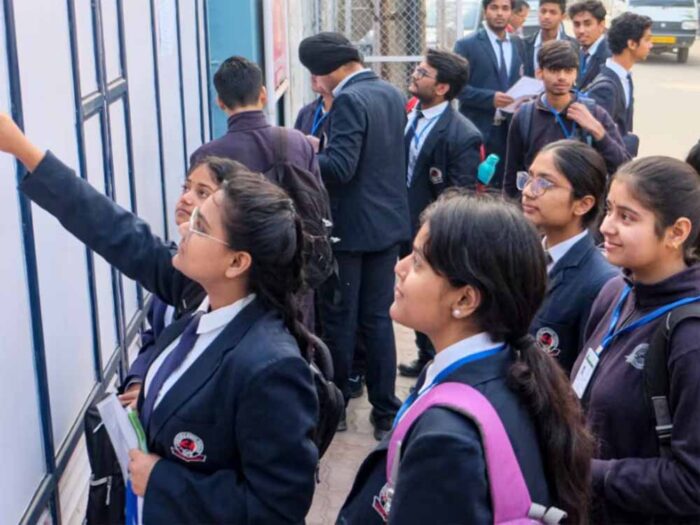 कल से यूपी बोर्ड परीक्षा 2026: छात्रों के लिए एंट्री गाइडलाइन, प्रतिबंधित सामान और 10 अहम नियम