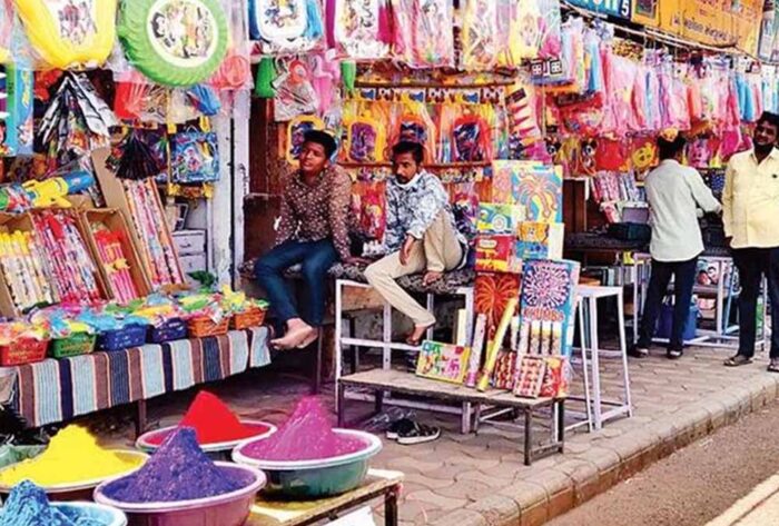 झारखंड की राजधानी होली के रंगों में रंगी, अबीर-गुलाल और पिचकारी से सजे बाजार