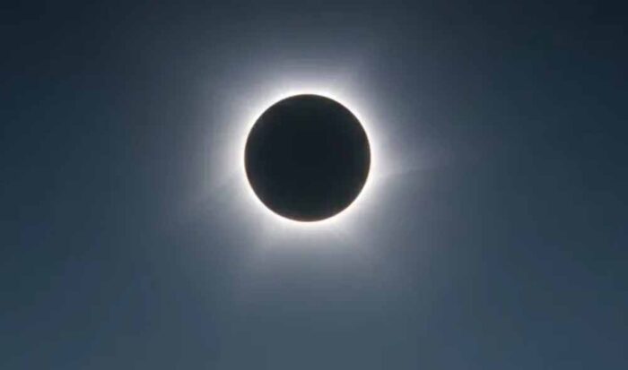 क्या सूर्य ग्रहण के समय सूर्य देव को अर्घ्य देना चाहिए? जानिए शास्त्रीय मान्यताएँ