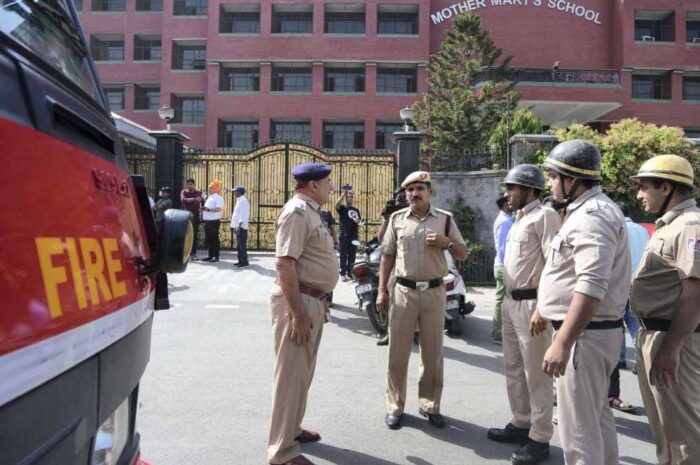 दिल्ली के 9 स्कूलों को बम धमकी, जांच में जुटी बम स्क्वाड और पुलिस