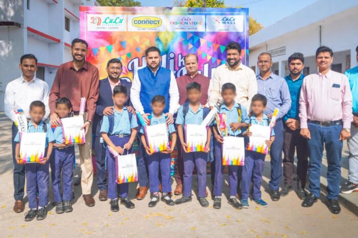 लुलु हाइपरमार्केट लखनऊ ने “हैप्पी होली” अभियान के अंतर्गत होली किट वितरित की