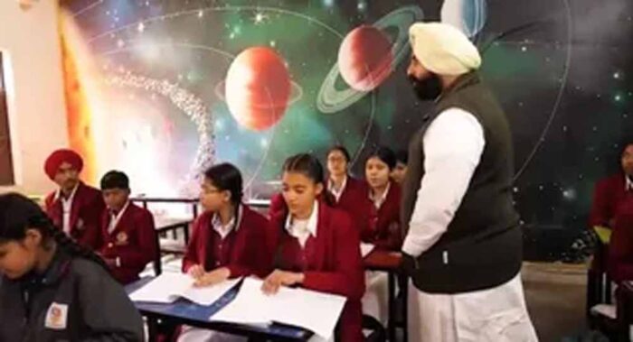 स्कूल में रेनोवेशन कार्य देखने पहुंचे शिक्षा मंत्री हरजोत ने बच्चों से मांगी माफ़ी
