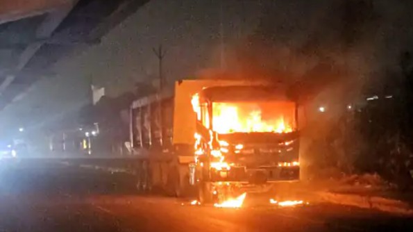 लखनऊ: डंपर का टायर फटने से हुआ धमाका, लगी आग; चालक और खलासी हुए घायल