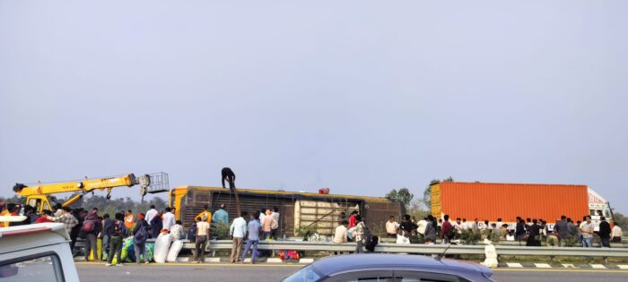 लखनऊ: पूर्वांचल एक्सप्रेसवे पर डबल डेकर बस पलटने से 5 की मौत