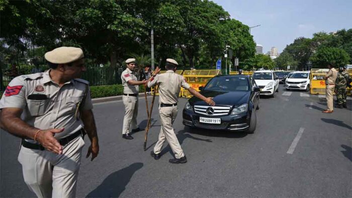 आतंकी खतरे के बीच राजधानी सतर्क: दिल्ली पुलिस ने बढ़ाई सुरक्षा और वेरिफिकेशन