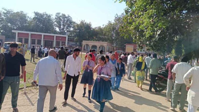 गणित पेपर आउट होने से हड़कंप, दादरी में छात्रों और निगरानी स्टाफ पर केस