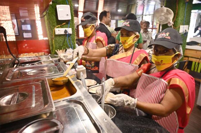 प्रेरणा कैंटीन से जुड़कर 10 हजार से अधिक महिलाएं बनीं लखपति