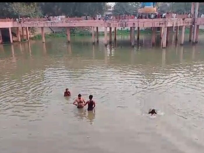 लखनऊ: नहाने के दौरान बुद्धेश्वर मंदिर के तालाब में डूबा युवक, हालत नाजुक