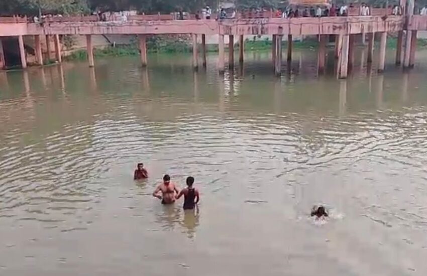 लखनऊ: नहाने के दौरान बुद्धेश्वर मंदिर के तालाब में डूबा युवक, हालत नाजुक
