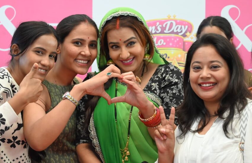 शिल्पा शिंदे ने ‘सेल्फी लो. शाइन करो. स्टार बन जाओ!‘ पहल में शामिल होकर राजधानी की आम महिलाओं को बनाया खास