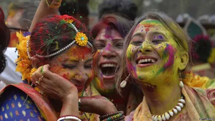 होली खेलने से पहले सावधान! ये 4 चूक रंग छुड़ाना बना देती हैं मुश्किल