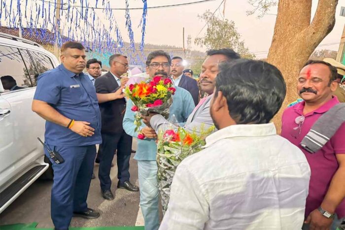 CM हेमंत ने नेमरा गांव में बाहा पूजा का निरीक्षण किया, तालाब और विकास कार्यों का लिया हाल