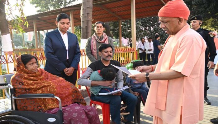 जनता दर्शन में गोरखनाथ मंदिर में 150 लोगों से मुलाकात कर उनकी समस्याएं सुनीं मुख्यमंत्री योगी आदित्यनाथ ने