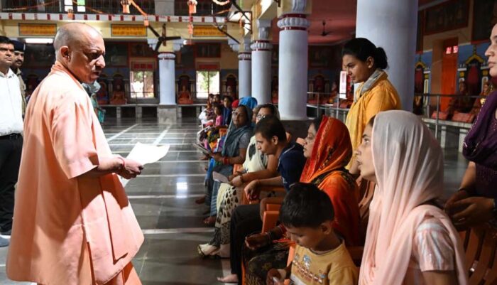 सीएम योगी का बड़ा ऐलान: ‘इलाज के लिए पैसा हमारी सरकार देगी’, जनता दर्शन में दिया भरोसा
