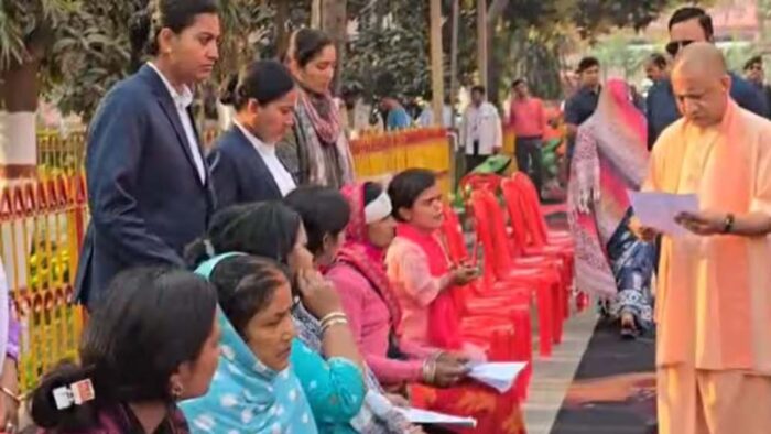 जनता दर्शन में सीएम योगी आदित्यनाथ ने सुनीं 150 लोगों की समस्याएं