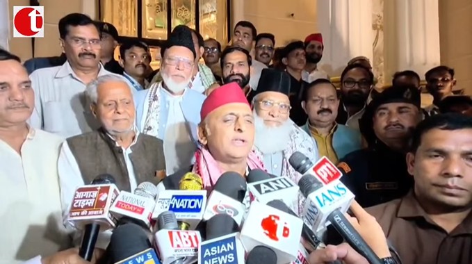 इफ्तार पार्टी में अखिलेश समेत कई दिग्गज नेताओं ने की शिरकत, मुस्लिम धर्मगुरु भी हुए शामिल