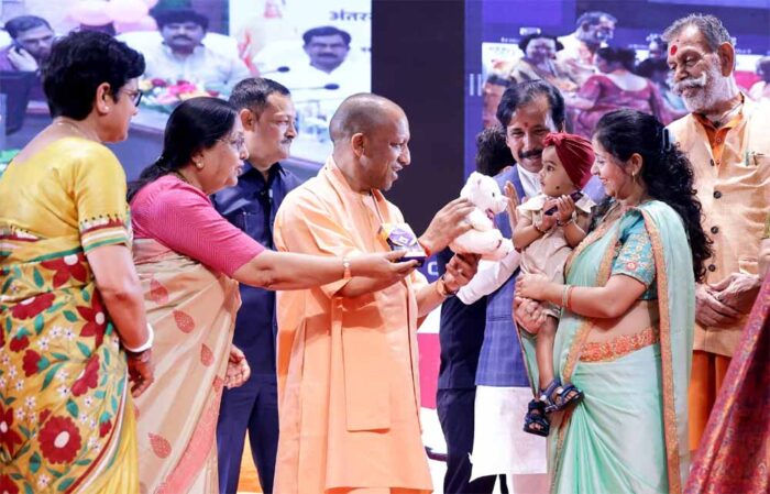 अंतरराष्ट्रीय महिला दिवस पर सीएम योगी ने नारी शक्ति को सम्मान देकर सुनी उनकी सफलता की कहानी