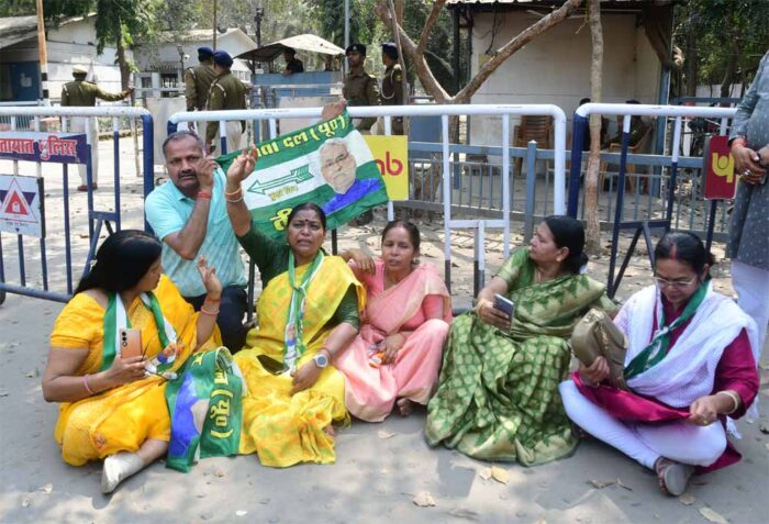 JDU दफ्तर में बवाल: नाराज कार्यकर्ताओं ने किया तोड़फोड़, नीतीश कुमार के खिलाफ नारेबाजी