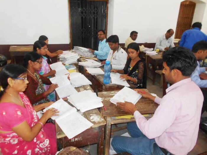 CBSE में दूर के मूल्यांकन केंद्रों में ड्यूटी से  शिक्षक परेशान