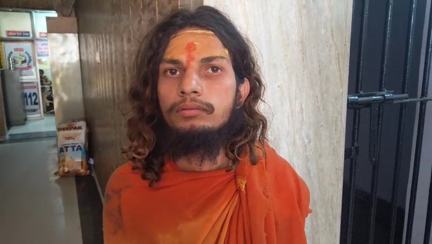 उपनिरीक्षक भर्ती परीक्षा में ब्राह्मण सवाल पर विवाद, युवक ने डीजल डाल कर किया आत्मदाह का प्रयास