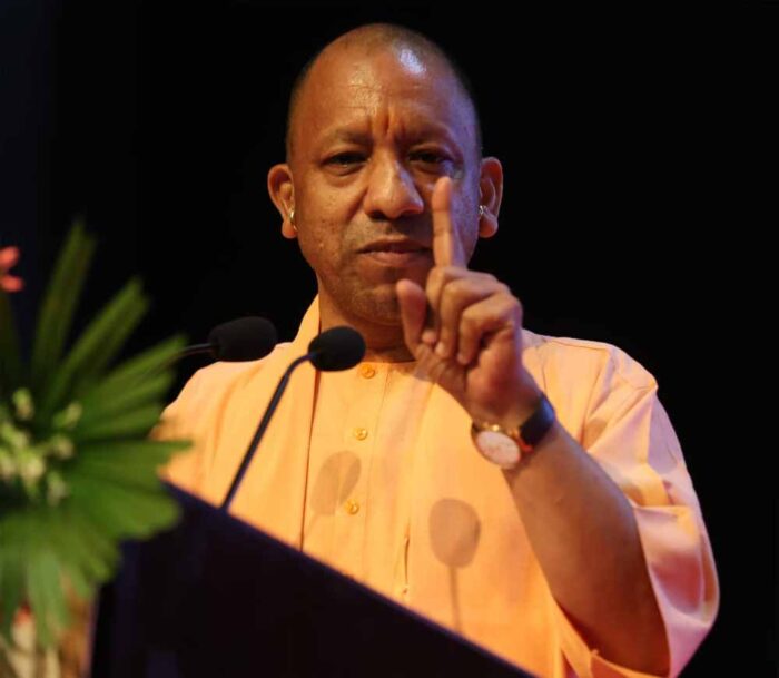 मुख्यमंत्री योगी आदित्यनाथ ने 50 क्यूआरटी वाहनों को हरी झंडी दिखाकर किया रवाना