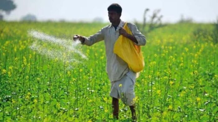 महंगाई की मार खेत तक पहुंची: कीटनाशकों के दाम 30% बढ़े, किसान परेशान