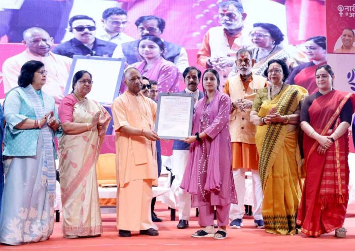 नारी शक्ति से समृद्धि की दिशा में मिसाल पेश करने वाली महिलाओं को मुख्यमंत्री ने प्रदान किए नारी शक्ति अवार्ड