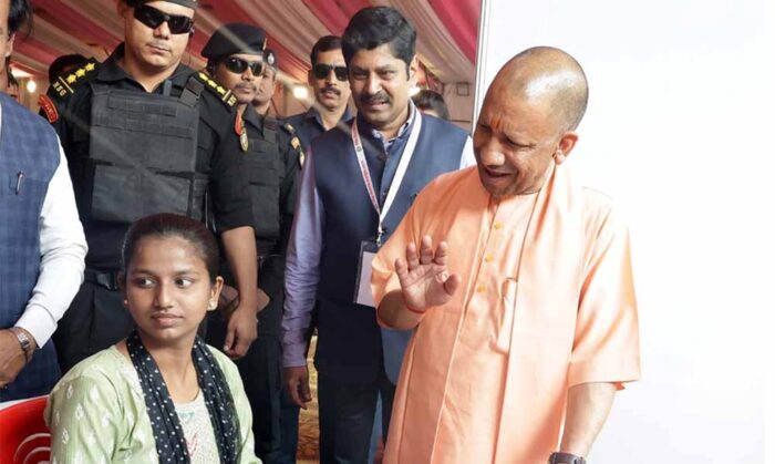 महिलाओं ने मुक्त कंठ से की सीएम योगी की प्रशंसा, महिला पुलिसकर्मियों ने मुख्यमंत्री योगी को बताया बहन-बेटियों का रक्षक