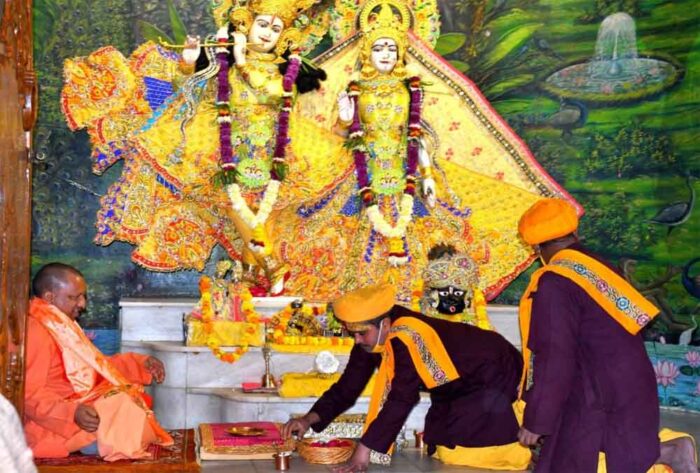 श्रीकृष्ण जन्मभूमि पहुंचे मुख्यमंत्री योगी, पूजा-अर्चना कर प्रदेश की समृद्धि की कामना
