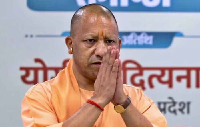 देसी गाय के गोबर के कंडों की राख तथा गुलाब की पंखुड़ियों, चुकंदर, पालक, जामुन की पत्तियों से बन रहा गुलाल