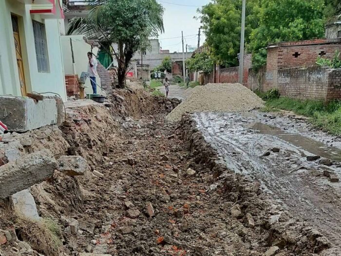 सड़क चौड़ीकरण के लिए बड़ा अभियान, जामा मस्जिद के आसपास दुकानों पर चला बुलडोजर