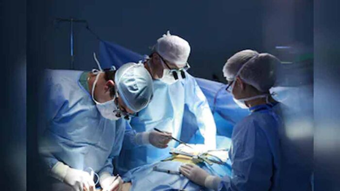 12 घंटे की जटिल सर्जरी के बाद दोनों हाथ प्रत्यारोपण सफल