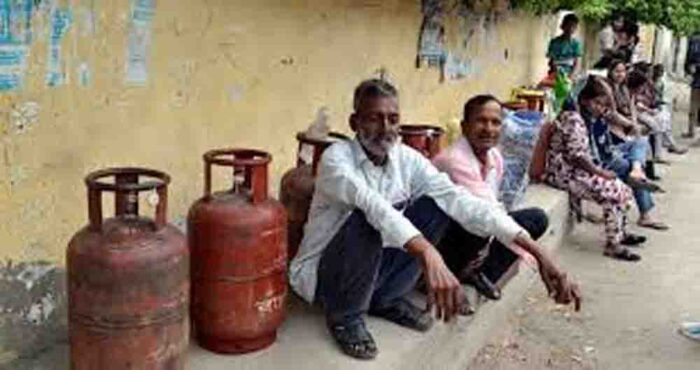 गैस एजेंसियों के दावों और जमीनी हकीकत में बड़ा अंतर, राजधानी के कई इलाकों में छोटे सिलिंडर के लिए लोग काट रहे चक्कर