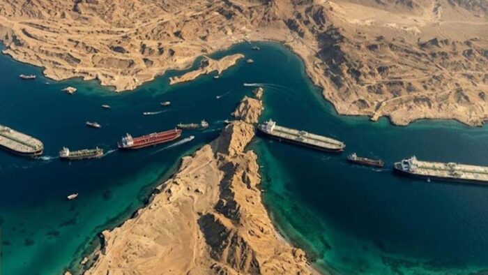 ईरानी जहाज के स्ट्रेट ऑफ होर्मुज से निकलने के बाद अमेरिका ने किया हमला, बातचीत का रास्ता क्या होगा?