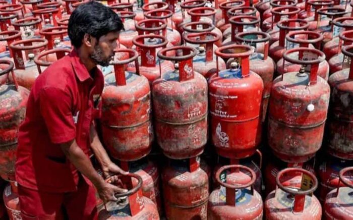 गैस एजेंसियों पर लंबी वेटिंग, दो दिन का ही बचा सिलेंडर स्टॉक