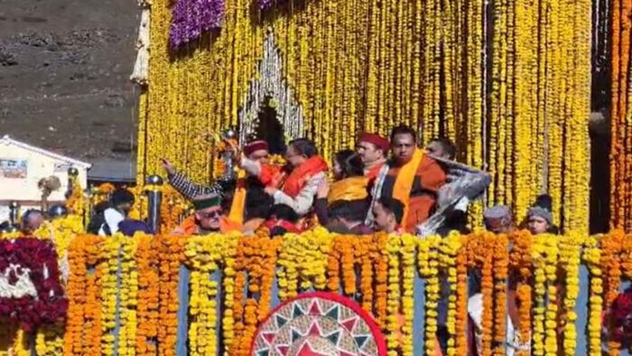 केदारनाथ धाम के कपाट खुलते ही महादेव का जयकारा, दर्शनार्थियों पर हुई पुष्प वर्षा