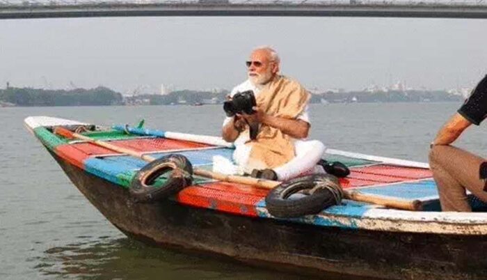 पीएम मोदी ने हुगली नदी में नाव की सवारी की, नाविक को ₹1000 और गले लगाया; 5 दिन पहले खाई थी झालमुड़ी