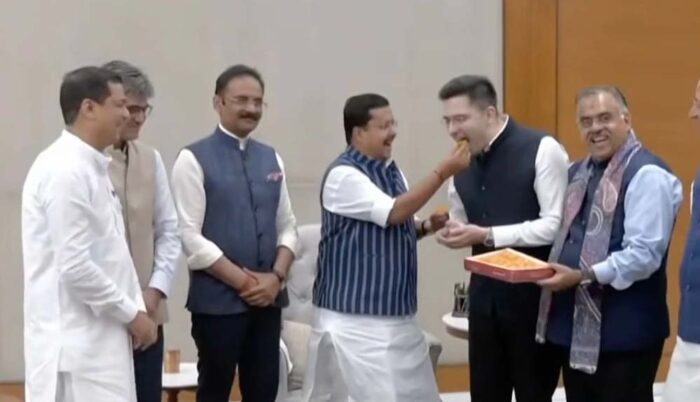 राघव चड्ढा समेत चार नेताओं ने बीजेपी जॉइन की, मिठाई खिलाकर स्वागत किया नितिन नवीन और अशोक मित्तल ने