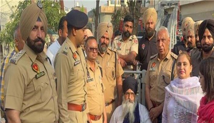 18 महीने बाद 400 फुट ऊंचे टावर से नीचे उतरे गुरजीत सिंह खालसा, संगत ने की जोरदार जयकारे