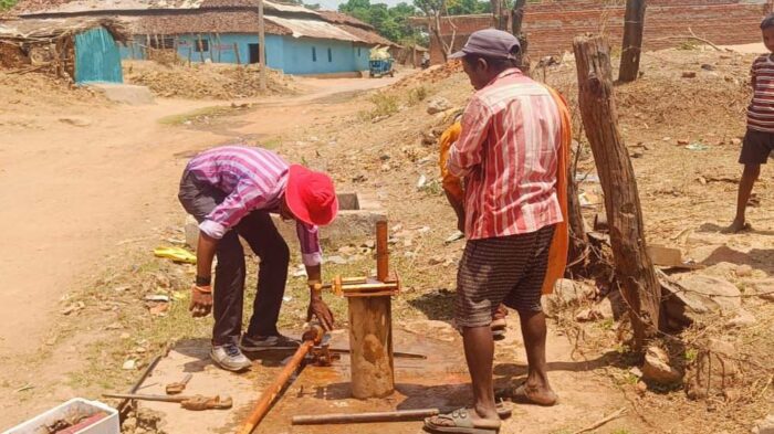 भीषण गर्मी में ग्रामीणों को मिली बड़ी राहत: भरतपुर के कई गाँवों में खराब हैंडपंप हुए दुरुस्त